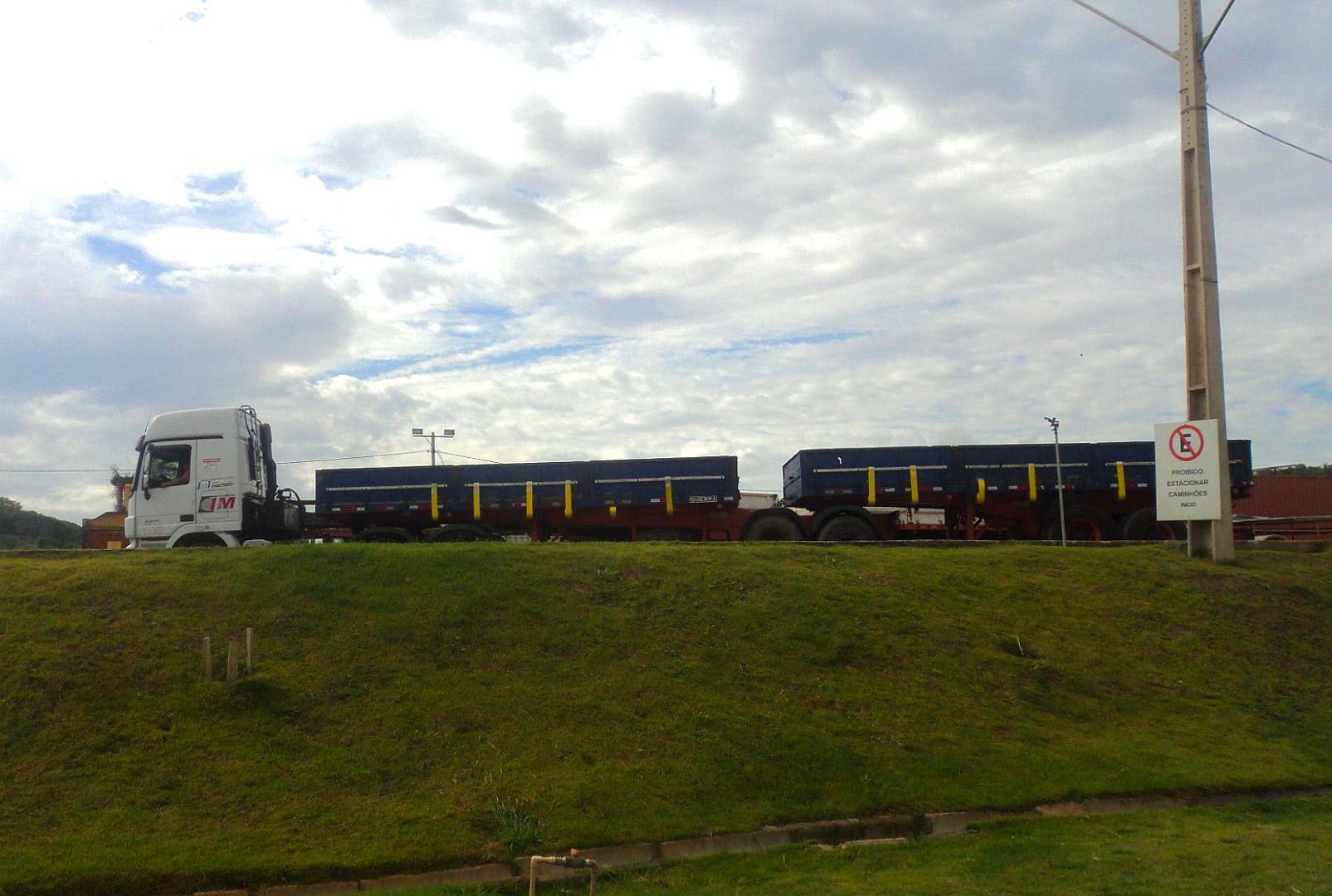 Caminhão da Transportes IM na estrada